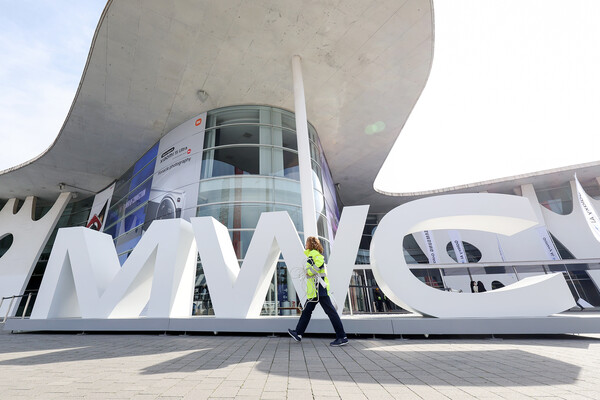 세계 최대 이동통신 전시회 '모바일 월드 콩그레스(MWC) 2025' 개막을 이틀 앞둔 1일(현지시간) 스페인 바르셀로나 피라 그란 비아 전시장에서 관계자들이 오가고 있다. / 뉴스1