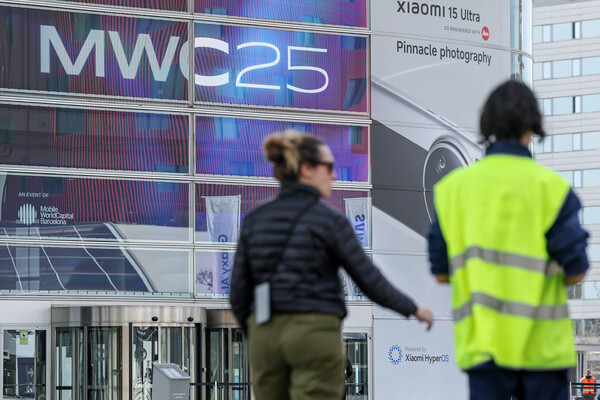 세계 최대 이동통신 전시회 '모바일 월드 콩그레스(MWC) 2025' 개막을 이틀 앞둔 1일(현지시간) 스페인 바르셀로나 피라 그란 비아 전시장에서 관계자들이 오가고 있다. / 뉴스1
