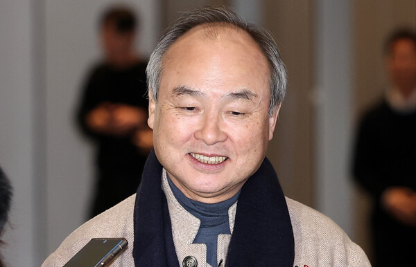 손 마사요시(손정의) 소프트뱅크그룹 회장이 2월 4일 서울 서초구 삼성전자 사옥에서 이재용 삼성전자 회장과 샘 올트먼 오픈AI CEO 회동을 마친 후 취재진의 질문에 답하고 있다. / 뉴스1