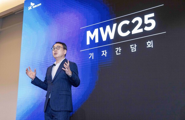 유영상 SK텔레콤 최고경영자(CEO)가 모바일 월드 콩그레스(MWC) 2025 개최지 스페인 바르셀로나에서 열린 기자간담회에서 인공지능(AI) 사업 고도화 전략을 설명하고 있다. / SK텔레콤