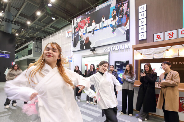 KT 전시관 K-팝 댄스 챌린지(K-POP Dance Challenge)에서 댄서들이 K-팝 춤을 추고 있다. / KT