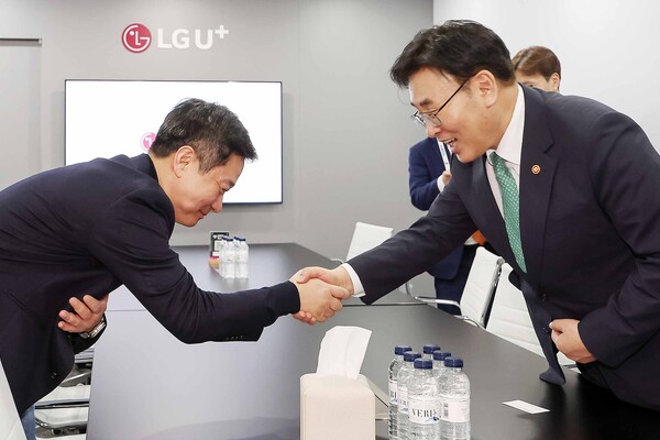 유상임 과학기술정보통신부 장관이 3일(현지시간) 스페인 바르셀로나 피라 그란 비아 전시장에서 열린 '모바일 월드 콩그레스(MWC) 2025'를 찾아 홍범식 LG유플러스 대표와 악수를 나누고 있다. / 뉴스1