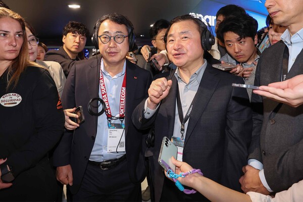 유영상(앞줄 왼쪽) SK텔레콤 대표와 노태문(앞줄 오른쪽) 삼성전자 사장이 3일(현지시각) 스페인 바르셀로나 피라 그란 비아 전시장에서 열린 '모바일 월드 콩그레스(MWC) 2025'에서 만나 삼성전자 부스를 둘러보며 갤럭시 인공지능(AI) 기능을 체험하고 있다. / 뉴스1