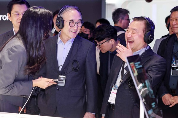 김영섭(앞줄 가운데) KT 대표와 노태문(앞줄 오른쪽) 삼성전자 사장이 3일(현지시각) 스페인 바르셀로나 피라 그란 비아 전시장에서 열린 '모바일 월드 콩그레스(MWC) 2025'에서 만나 삼성전자 부스를 둘러보고 있다. / 뉴스1