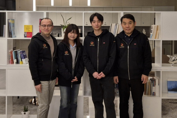 방승현 오리엔텀 대표(좌), 조윤빈, 김정환 학생(중), 김시호 연세대 첨단융합공학부 교수(우) / 오리엔텀