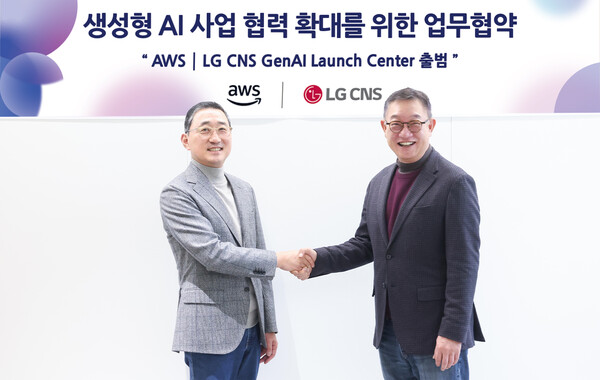 LG CNS CEO 현신균 사장(오른쪽)과 AWS코리아 함기호 대표가 ‘AWS|LG CNS 생성형 AI 론치 센터' 출범식에서 기념사진을 촬영하고 있는 모습 / LG CNS