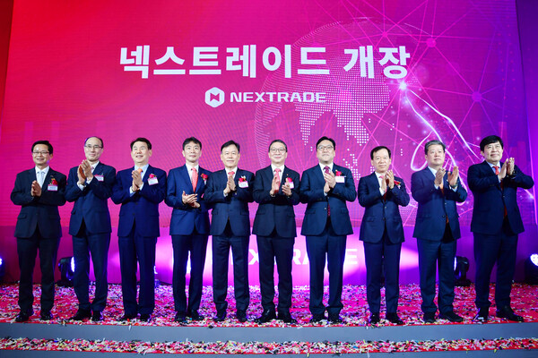 국내 최초 대체거래소(ATS)인 넥스트레이드는 4일 오전 9시 여의도 금투센터에서 개장식을 개최하고 10시 본격적인 시장 운영을 시작했다. 이날 개장식에서 사진 왼쪽부터 최호권 영등포구청장, 이순호 한국예탁결제원 사장, 정은보 한국거래소 이사장, 이복현 금융감독원장, 윤한홍 국회 정무위원장, 김학수 넥스트레이드 대표, 김병환 금융위원장, 서유석 금융투자협회장, 김정각 한국증권금융 사장, 윤창현 코스콤 대표가 기념촬영을 하고 있다. / 넥스트레이드