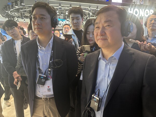 홍범식(앞줄 왼쪽) LG유플러스 대표와 노태문(앞줄 오른쪽) 삼성전자 모바일경험(MX) 사업부장 사장이 4일(현지시각) 모바일 월드 콩그레스(MWC) 2025 삼성전자 부스에서 이야기를 나누고 있다. / 바르셀로나(스페인)=김광연 기자