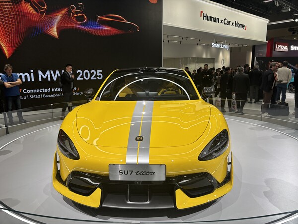 샤오미가 3일(현지시각) 스페인 바르셀로나에서 열린 세계 최대 이동통신 전시회 모바일 월드 콩그레스(MWC) 2025 부스에서 슈퍼카급 전기차 'SU7 울트라'를 전시하고 있다. / 바르셀로나(스페인)=김광연 기자