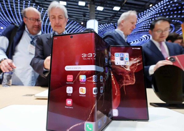 3일(현지시각) 스페인 바르셀로나 피라 그란 비아 전시장에서 열린 '모바일 월드 콩그레스(MWC) 2025'를 찾은 관람객들이 화웨이 부스에서 '트리폴드폰' 메이트XT를 살펴보고 있다. / 뉴스1