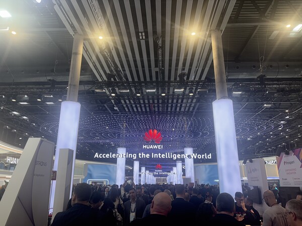 4일(현지시각) 세계 최대 이동통신 전시회 모바일 월드 콩그레스(MWC) 2025 화웨이 부스에 많은 관람객이 운집해 있다. / 바르셀로나(스페인)=김광연 기자