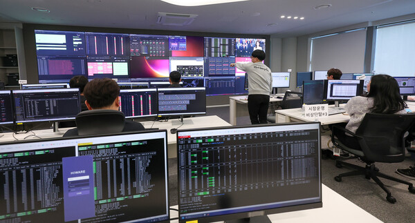 5일 넥스트레이드(NXT)에 따르면 NXT 거래 종목 10곳의 전날 거래대금은 총 202억474만원으로 집계됐다. 시장별로 메인마켓(오전 10시~오후 3시 20분)에서 88억3244만원, 애프터마켓(오후 3시 40분~8시)에서 113억7230억원의 거래대금이 각각 들어왔다. 3일 서울 여의도 NXT 사무실에서 직원들이 업무를 보고 있다. / 뉴스1