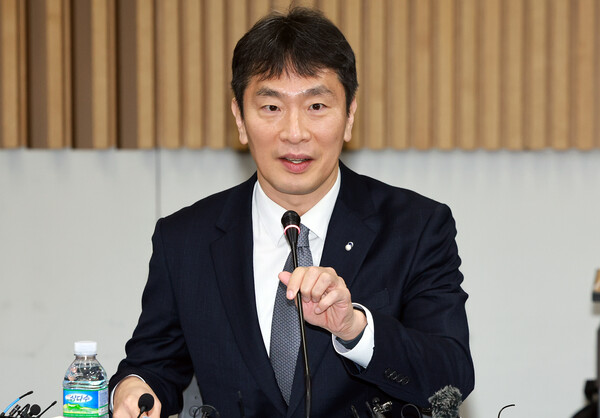 이복현 금융감독원장은 5일 여의도 금융투자협회에서 열린 증권회사 최고경영자(CEO) 간담회에서 증권사에 ▲모험자본 공급 역할 강화 ▲디지털 전환 및 기술 혁신 ▲자본시장 선진화 등을 당부했다. 이 원장이 지난달 27일 보험회사 CEO 간담회에 참석해 모두발언을 하고 있다. / 뉴스1