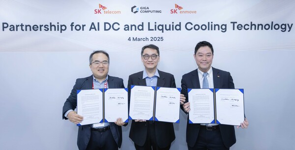 왼쪽부터 양승현 SK AI R&D센터장, 다니엘 후 기가 컴퓨팅 사장, 김대중 SK엔무브 그린사업실장이 MWC25 현장에서 차세대 냉각 기술 개발을 위한 업무협약(MOU)을 체결하고 기념사진을 촬영하고 있다. / SK텔레콤 
