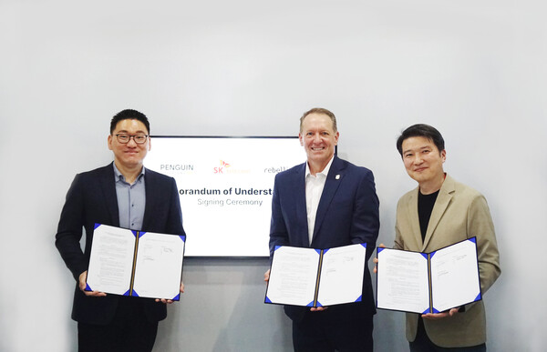 박성현 리벨리온 대표(좌), 마크 시먼스 펭귄 솔루션스 글로벌 마케팅 부사장(중), 정희영 SK텔레콤 Global A&I 센터장(우) / 리벨리온