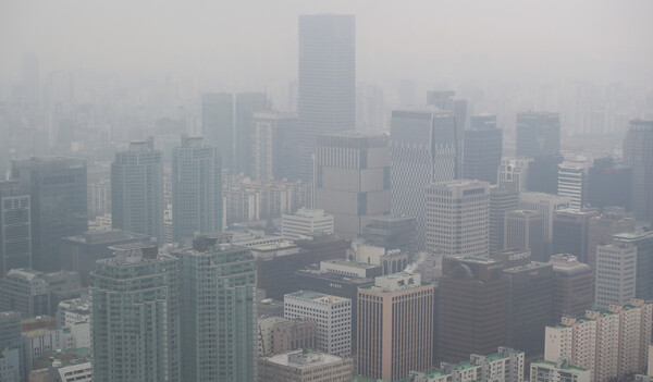 5일 금융투자협회에 따르면 지난해 자기자본 5000억원 이상 2조원 미만인 국내 중소형 증권사 17곳의 합계 순이익(별도 기준)은 4003억원으로 전년(5470억원) 대비 26.8% 감소했다. 실적 호황기였던 2021년(1조6838억원)과 비교해서는 약 4분의 1 수준이다. 서울 여의도 63스퀘어에서 바라본 흐린 날씨 속 여의도 증권가. /뉴스1 