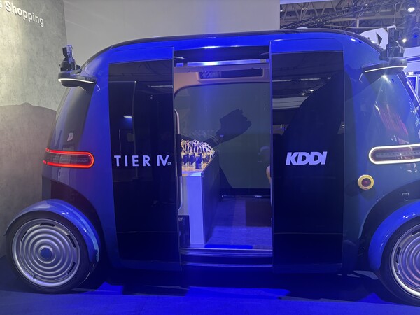 일본 이동통신 사업자 KDDI가 5일(현지시각) 이동통신 전시회 모바일 월드 콩그레스(MWC) 2025가 열린 스페인 바르셀로나 피라 그란 비아 전시장에서 '인공지능(AI) 모바일 오토노머스 쇼핑'을 전시하고 있다. / 바르셀로나(스페인)=김광연 기자