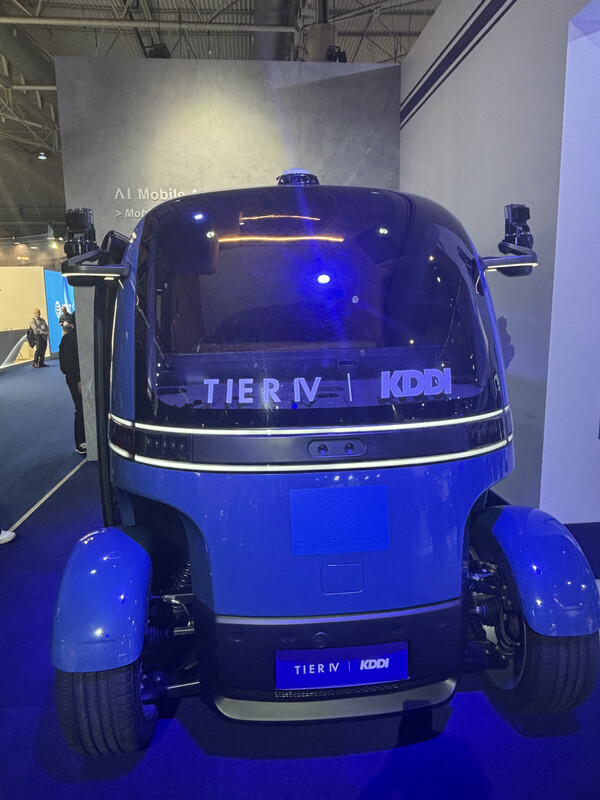 일본 이동통신 사업자 KDDI가 5일(현지시각) 이동통신 전시회 모바일 월드 콩그레스(MWC) 2025가 열린 스페인 바르셀로나 피라 그란 비아 전시장에서 '인공지능(AI) 모바일 오토노머스 쇼핑'을 전시하고 있다. / 바르셀로나(스페인)=김광연 기자