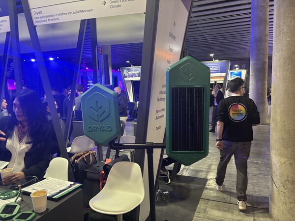 스페인 스타트업 드리아드(Dryad)가 5일(현지시각) 세계 최대 이동통신 전시회 모바일 월드 콩그레스(MWC) 2025가 진행된 스페인 바르셀로나 피라 그란 비아 전시장에서 실바넷 와일드파이어 센서(Silvanet Wildfire Sensor)를 공개하고 있다. / 바르셀로나(스페인)=김광연 기자