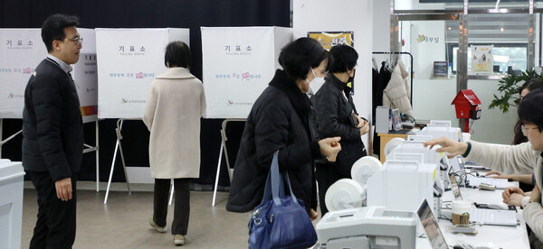 제1회 전국 동시 새마을금고 이사장 선거가 실시된 5일 전북자치도 전주시 전주청소년센터에 마련된 중앙동 투표소에서 조합원들이 투표를 하고 있다./뉴스1