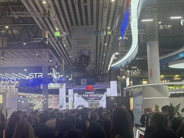 4일(현지시각) 세계 최대 이동통신 전시회 모바일 월드 콩그레스(MWC) 2025 화웨이 부스에 많은 관람객이 운집해 있다. / 바르셀로나(스페인)=김광연 기자
