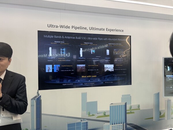 화웨이가 4일(현지시각) 세계 최대 이동통신 전시회 모바일 월드 콩그레스(MWC) 2025 부스에서 자신들의 솔루션을 소개하고 있다. / 바르셀로나(스페인)=김광연 기자