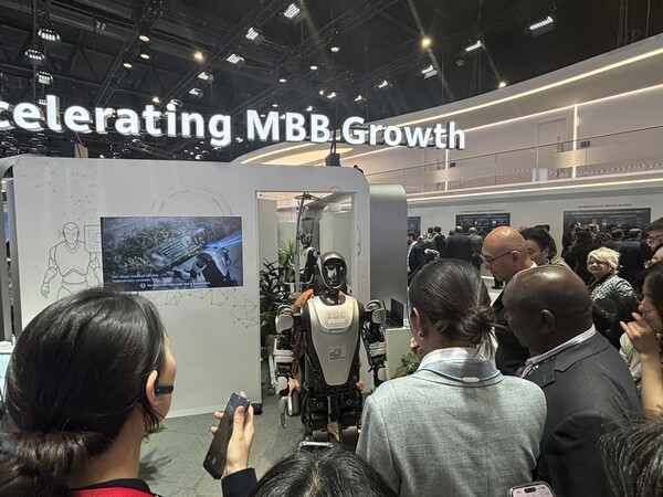 화웨이가 4일(현지시각) 세계 최대 이동통신 전시회 모바일 월드 콩그레스(MWC) 2025 부스에서 로봇을 소개하고 있다. / 바르셀로나(스페인)=김광연 기자