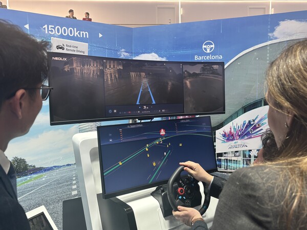 관람객들이 4일(현지시각) 세계 최대 이동통신 전시회 모바일 월드 콩그레스(MWC) 2025 화웨이 부스에서 자율주행차를 체험하고 있다. / 바르셀로나(스페인)=김광연 기자