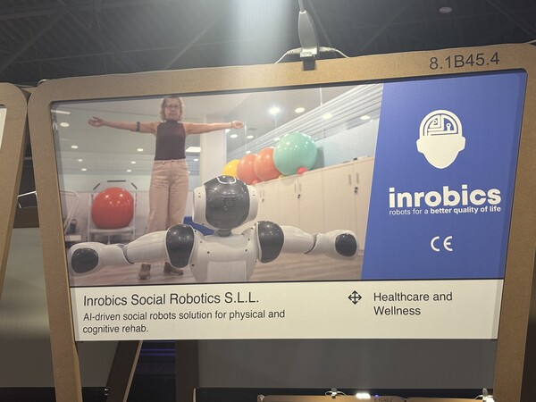 스페인 '인로빅스'가 4일(현지시각) 스페인 바르셀로나에서 열린 모바일 월드 콩그레스(MWC) 2025 전시장에서 재활 지원 로봇 솔루션인 '인로빅스 리햅'(Inrobics Rehab)을 소개하고 있다. / 바르셀로나(스페인)=김광연 기자