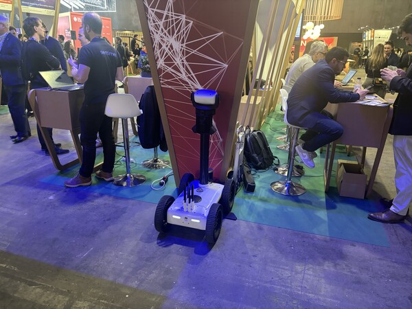 스페인 '스타로보틱스'가 4일(현지시각) 스페인 바르셀로나에서 열린 모바일 월드 콩그레스(MWC) 2025 전시장에서 360도 감시 자율주행 로봇인 '워치봇 서베일런스(Watchbot Surveillance)'를 전시하고 있다. / 바르셀로나(스페인)=김광연 기자