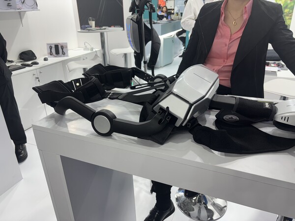 에프알티로보틱스가 스페인 바르셀로나에서 열린 모바일 월드 콩그레스(MWC) 2025 전시장에서 산업용 근력 증강 웨어러블 로봇인 '스텝업(Step up)'을 전시하고 있다. / 바르셀로나(스페인)=김광연 기자