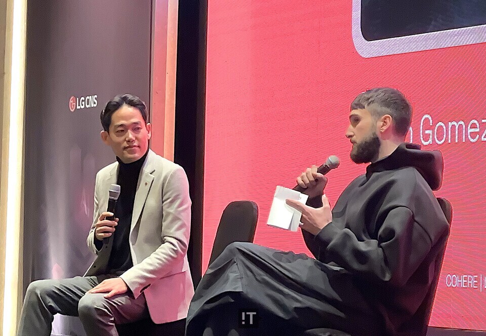 진요한 LG CNS AI센터 센터장과 에이단 고메즈 코히어 최고경영자(CEO)가 에이전트 AI에 대해 대화를 나누고 있다. / 김경아 기자