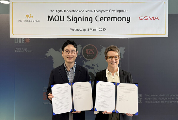 KB금융그룹 이창권 디지털·IT부문장(왼쪽에서 첫번째)과 GSMA의 사라 위긴 부사장(왼쪽에서 두번째)이 스페인 현지시각으로 5일 바르셀로나에서 진행된 양사간 업무협약식에서 기념촬영을 하고있다./KB금융그룹