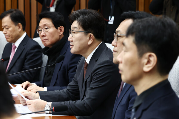 권성동 국민의힘 원내대표가 7일 오전 서울 여의도 국회에서 열린 '가상자산시장의 건전한 발전을 위한 정책과제' 민당정 간담회에서 모두 발언을 하고 있다. 오른쪽부터 이복현 금융감독원장, 김병환 금융위원장, 권 원내대표, 김상훈 정책위의장. / 사진 = 뉴스1