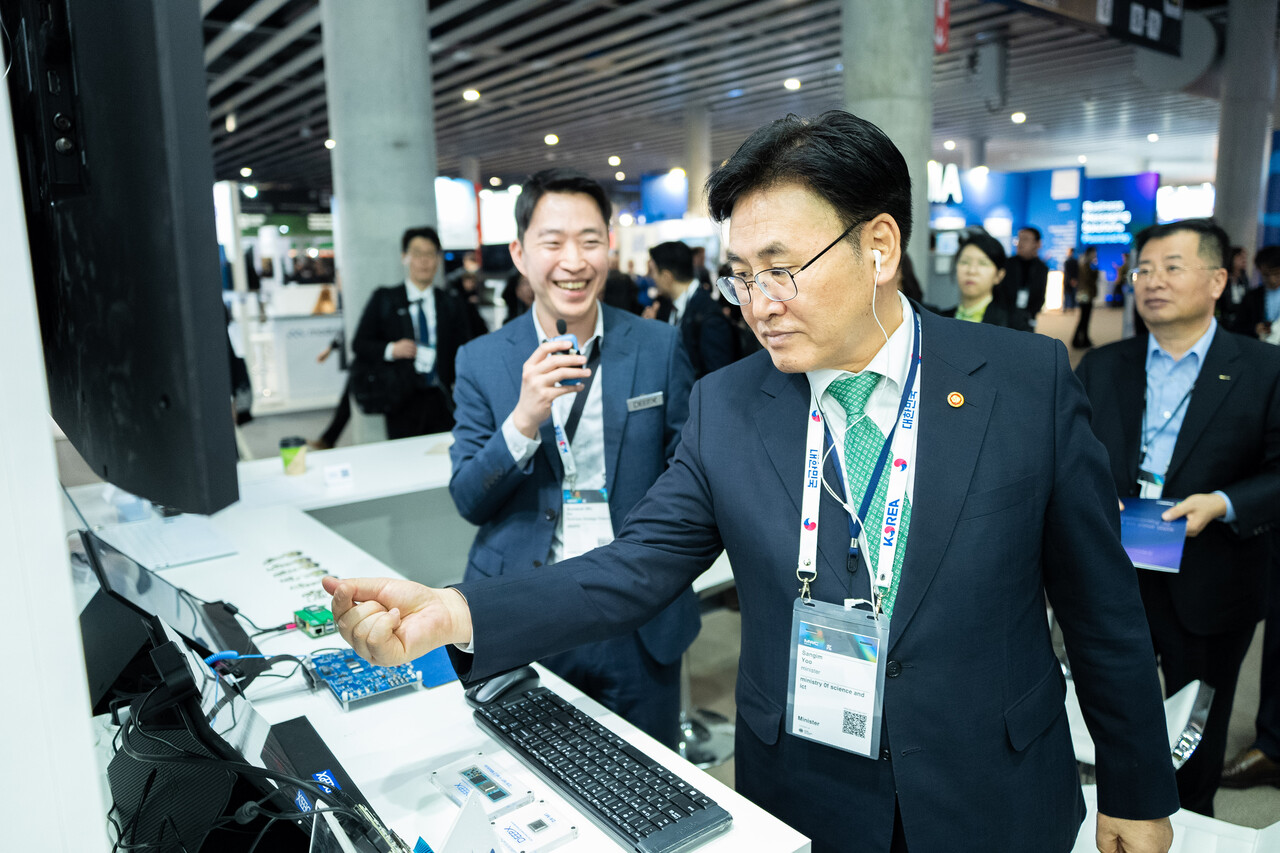 유상임 장관이 mwc 2025 중소기업관을 방문하여 관계자로부터 제품 설명을 듣고 있다. / 과학기술정보통신부
