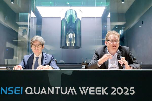 정재호 연세대 양자사업단장(좌), 제이 감베타 IBM 퀀텀 부사장(우) / IBM