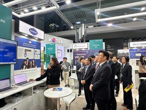 과학기술정보통신부 유상임 장관이 ‘구루미 올리고’의 AI 집중도 분석 서비스 시연을 관람하고 있다. / 구루미