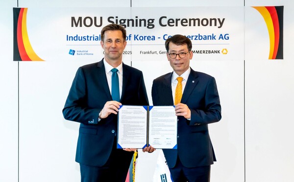 김성태 IBK기업은행장(오른쪽)과 마이클 코츠바우어 코메르츠방크 부회장이  3월 6일(현지 시간) 독일 프랑크푸르트 코메르츠방크 타워(Commerzbank Tower)에서 열린 양국의 중소기업 지원을 위한 업무협약(MOU) 체결식에 참석해 기념 촬영하고 있다. / IBK기업은행