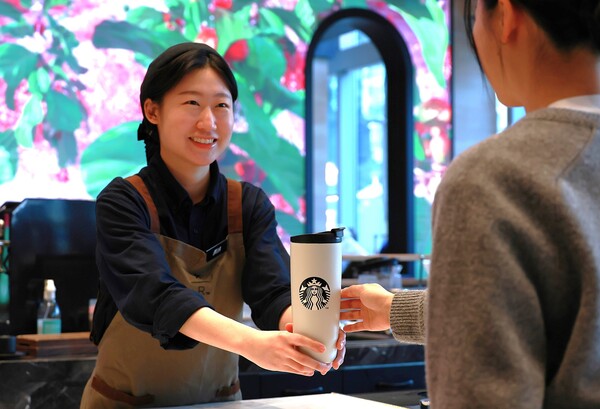 스타벅스 코리아는 3월 10일부터 '일회용 컵 없는 날’ 캠페인을 개편한다고 밝혔다. / SCK컴퍼니