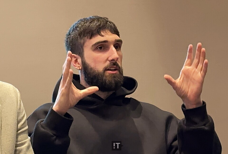 에이단 고메즈 코히어 최고경영자(CEO)가 취재진의 질의에 답하고 있다. / 김경아 기자