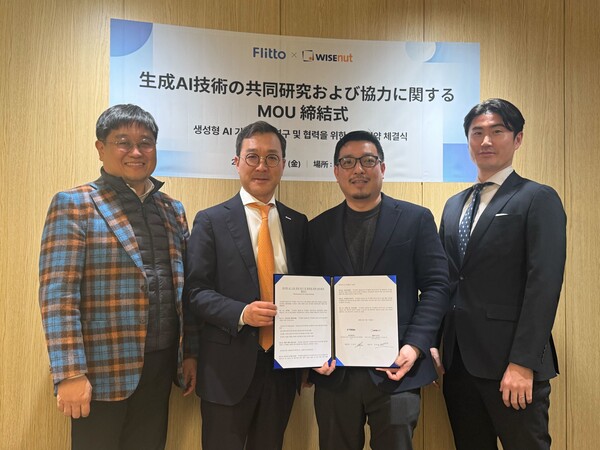 (왼쪽부터) 와이즈넛 AIDX사업부문 이석원 전무, 와이즈넛 강용성 대표, 플리토 이정수대표, 플리토 토미야마 료타(Tomiyama Ryota) 일본 지사장이 일본 도쿄도 시부야구에 위치한 플리토 일본 지사에서 업무협약식 진행 후 기념촬영을 하고 있다. / 와이즈넛