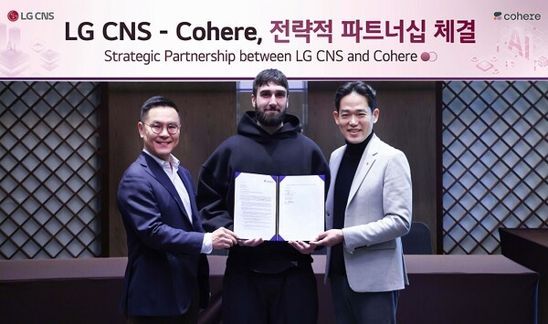 LG CNS 엔트루 컨설팅장 민세훈 전무(왼쪽), 코히어 CEO 에이단 고메즈(가운데), LG CNS AI센터장 진요한 상무(오른쪽)가 양사 전략적 파트너십 체결식에서 기념촬영을 하고 있는 모습 / LG CNS