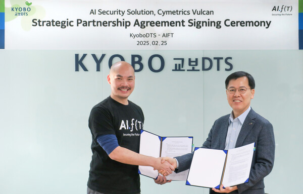 권창기 교보DTS 대표이사(사진 오른쪽)와 알렉스 링 AIFT 공동창립자(사진 왼쪽)이 전략적 파트너십을 맺은 뒤 기념 촬영을 하고 있다 / 교보생명