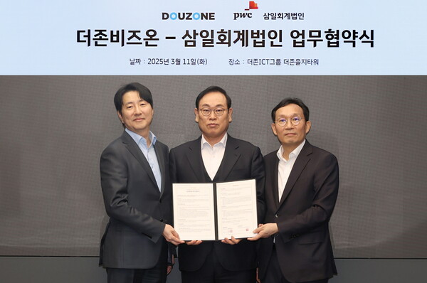 더존비즈온 이강수 사장(사진 가운데)과 삼일회계법인 이승호 금융부문 대표(왼쪽), 홍준기 감사부문 대표가 11일 서울 중구 더존을지타워에서 열린 ‘OmniEsol’ 비즈니스 파트너 업무협약식에서 기념촬영을 하고 있다. / 더존비즈온