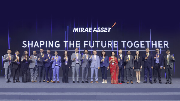 12일 미래에셋증권은 지난 7일 인도 뭄바이 페어몬트 호텔에서 인도 금융 서비스 부문에서 역할을 확대한다는 ‘그룹 비전 선포식’을 개최했다고 밝혔다. 이날 행사에서 박현주(사진 왼쪽에서 11번째) 미래에셋금융그룹 회장과 미래에셋쉐어칸 임직원들이 기념촬영을 하고 있다. / 미래에셋증권