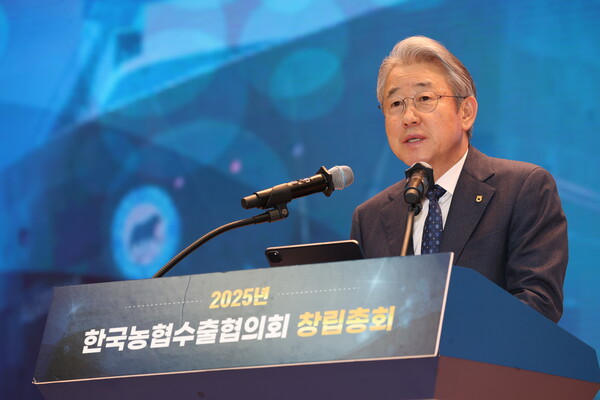 강호동 농협중앙회장이 12일 농협중앙회 본관에서 개최된 '한국농협수출협의회' 창립총회에서 회원농협들에게 수출 경쟁력 강화를 통해 '돈 버는 농업' 을 구현할 것을 당부하고 있다./농협중앙회