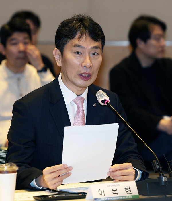 이복현 금융감독원장은 13일 여의도 한국경제인협회에서 열린 ‘기업‧주주 상생의 거버넌스 구축을 위한 열린 토론’에서 기관투자자, 학계·연구기관, 등 다양한 이해관계자들과 기업의 책임경영 및 기관투자자들의 바람직한 역할 등에 대해 논의했다. 이날 토론회에서 이 원장이 발언하고 있다. / 뉴스1