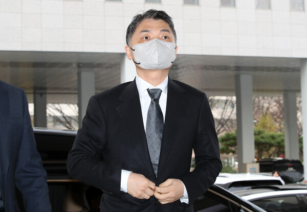 김범수 카카오 경영쇄신위원장이 서울 양천구 서울남부지방법원에서 열린 자본시장과금융투자업에관한법률위반 공판에 출석하고 있다. /뉴스1