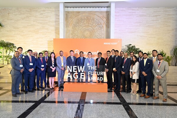 미래에셋그룹 글로벌전략가 GSO(Global Strategy Officer)인 박현주(가운데) 회장은 6일 인도에서 ‘New AGE: The Future Ahead’를 주제로 열린 세미나에서 향후 인도 시장에서의 미래에셋 성장을 위한 3가지 핵심 전략으로 상장지수펀드(ETF) 혁신, 인공지능(AI) 전환, 사모시장 확대를 강조했다. / 미래에셋자산운용