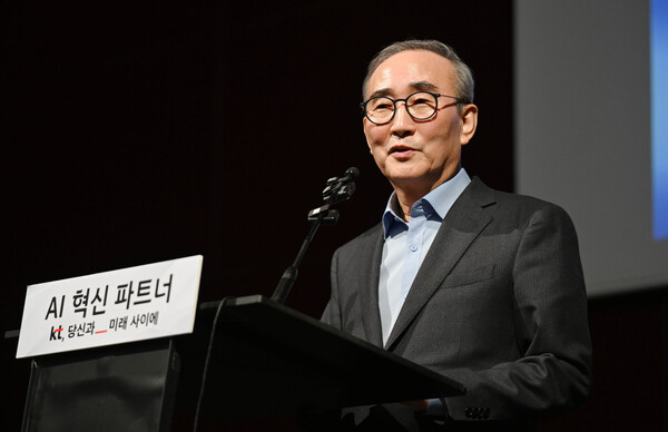 김영섭 KT 대표가 3월 4일(현지시각) 스페인 바르셀로나의 한 호텔에서 '모바일 월드 콩그레스(MWC) 2025' 개막을 맞아 열린 기자간담회에서 모두발언을 하고 있다. / 뉴스1